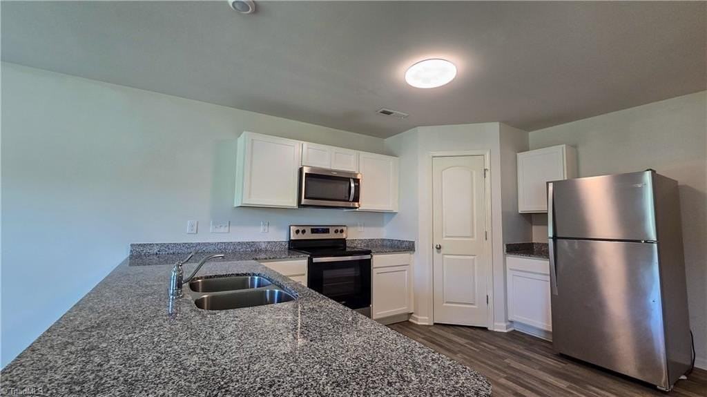 1810 S Hill Ave - Photo 4 of 14