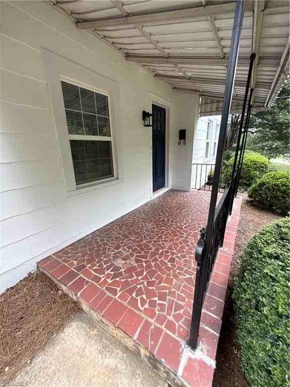 2081 Queen St - Photo 3 of 21