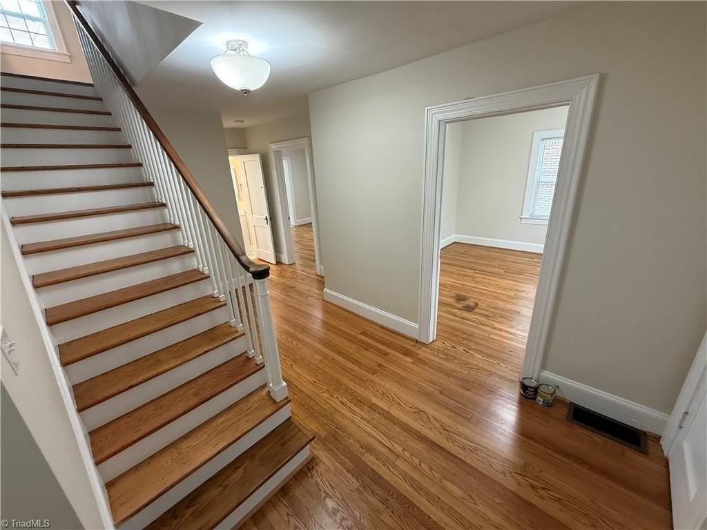 2081 Queen St - Photo 5 of 21