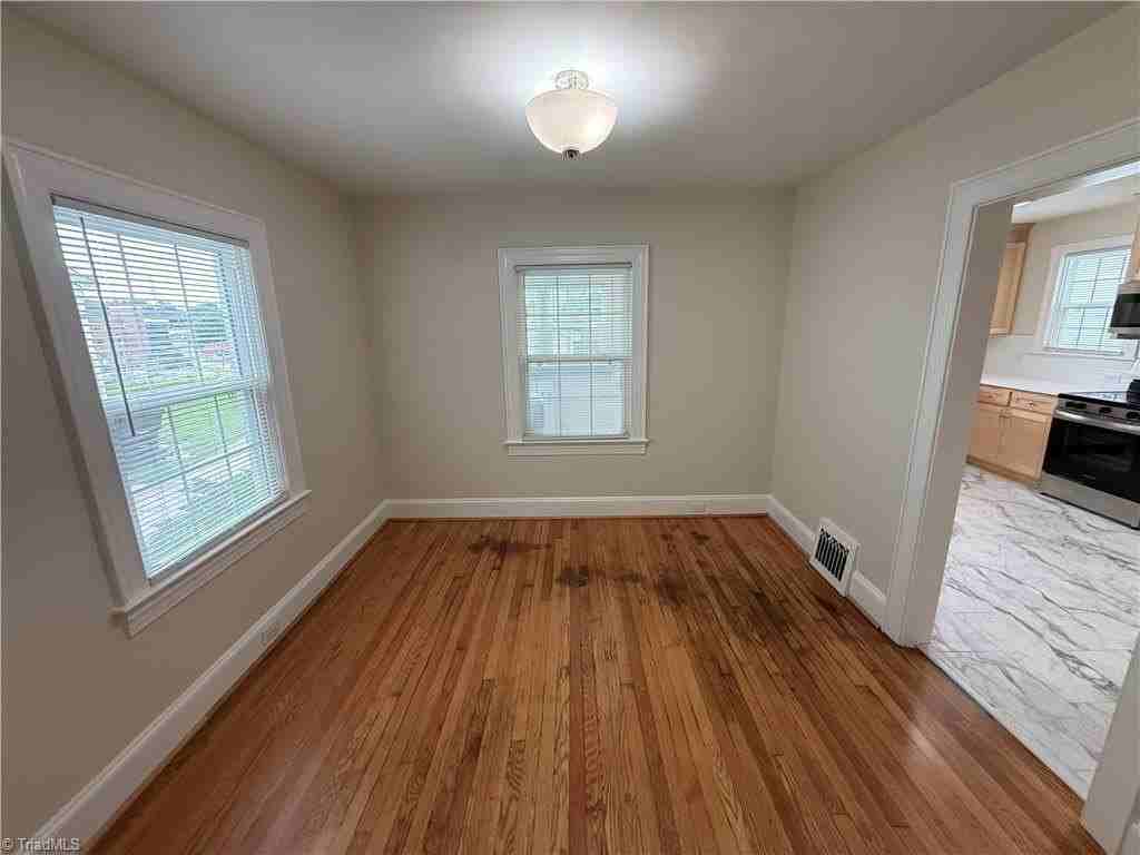 2081 Queen St - Photo 7 of 21