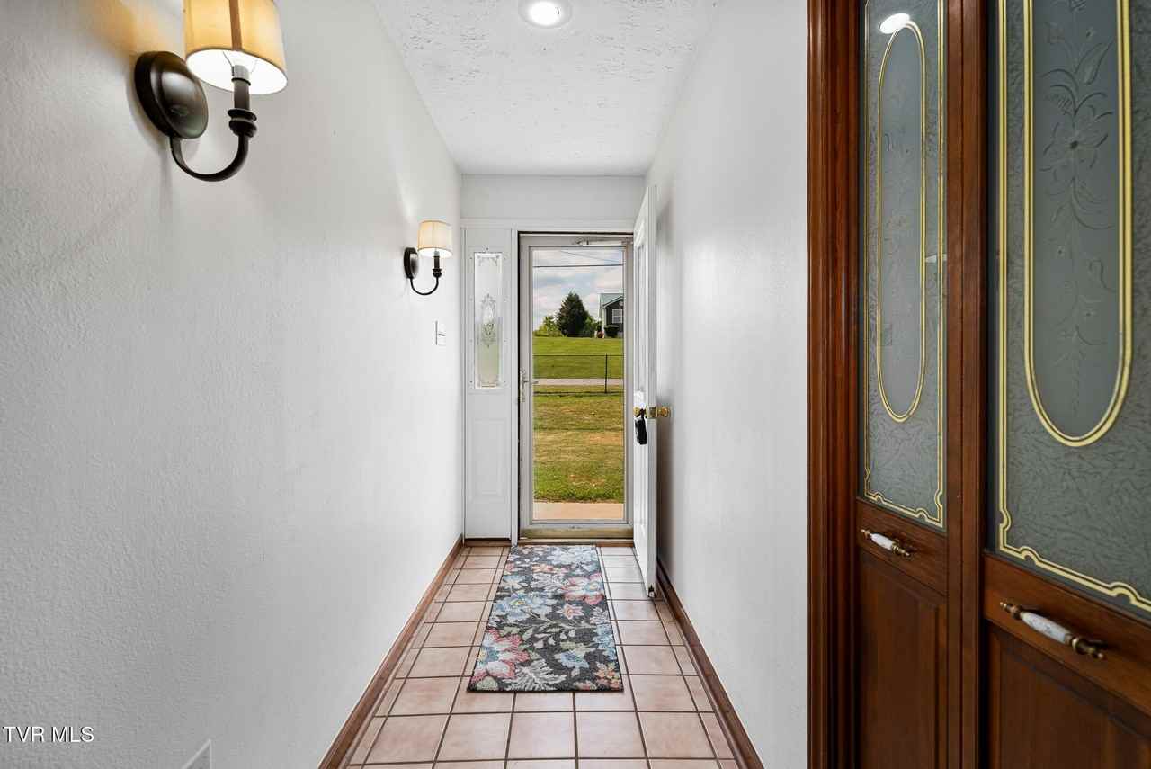 248 Lakeview Dr - Photo 4 of 50