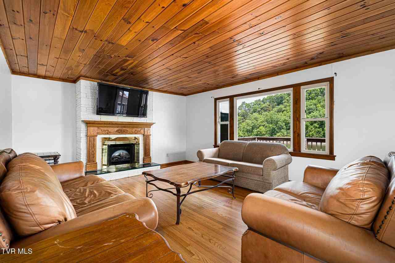 248 Lakeview Dr - Photo 5 of 50