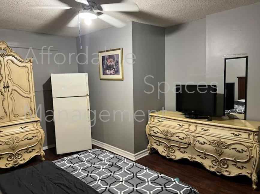 160 Lamar St - Photo 3 of 5