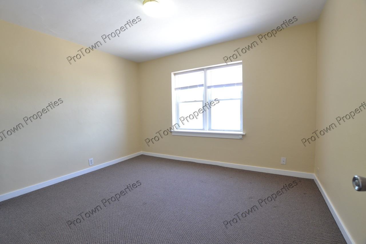 120 East North Street #B2 - Photo 3 of 6