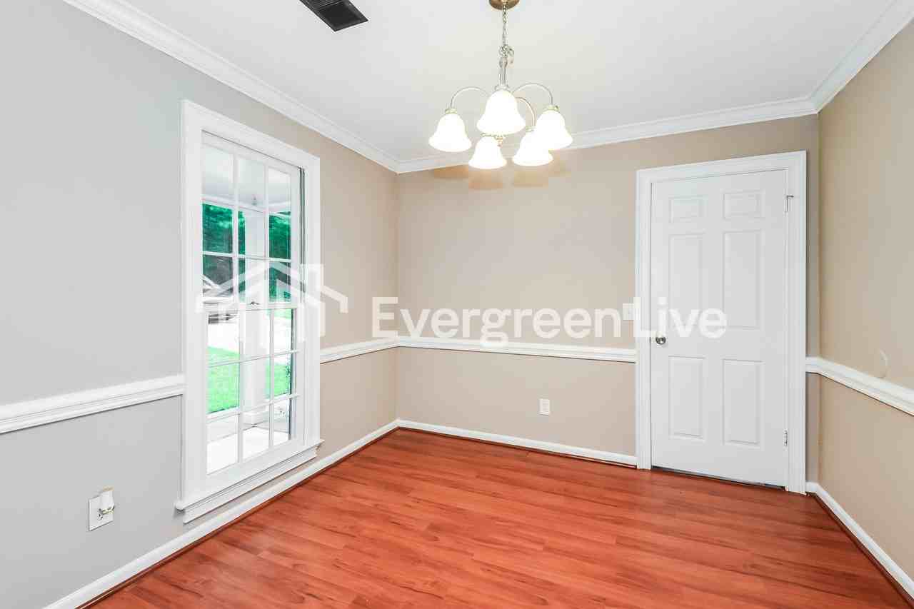 107 Thornhill Rd - Photo 5 of 15