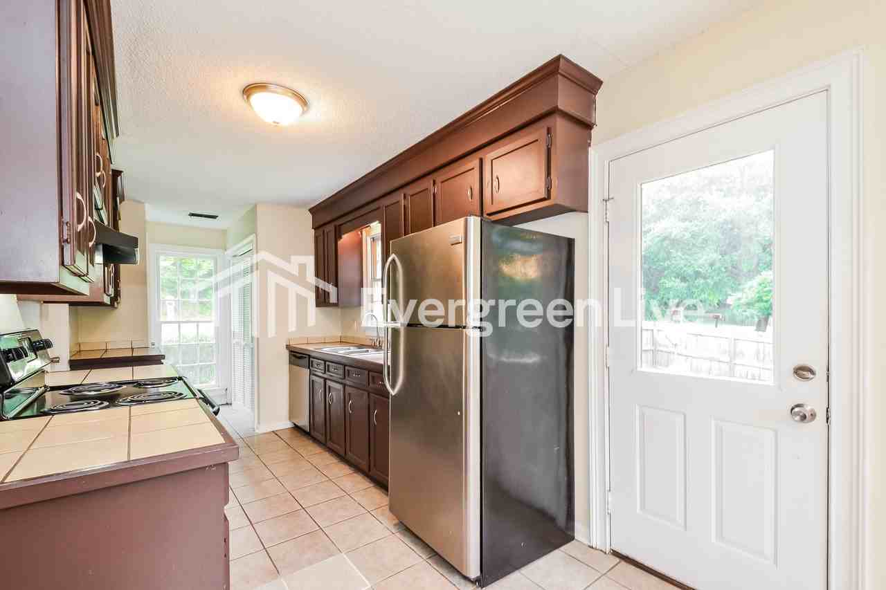 107 Thornhill Rd - Photo 7 of 15