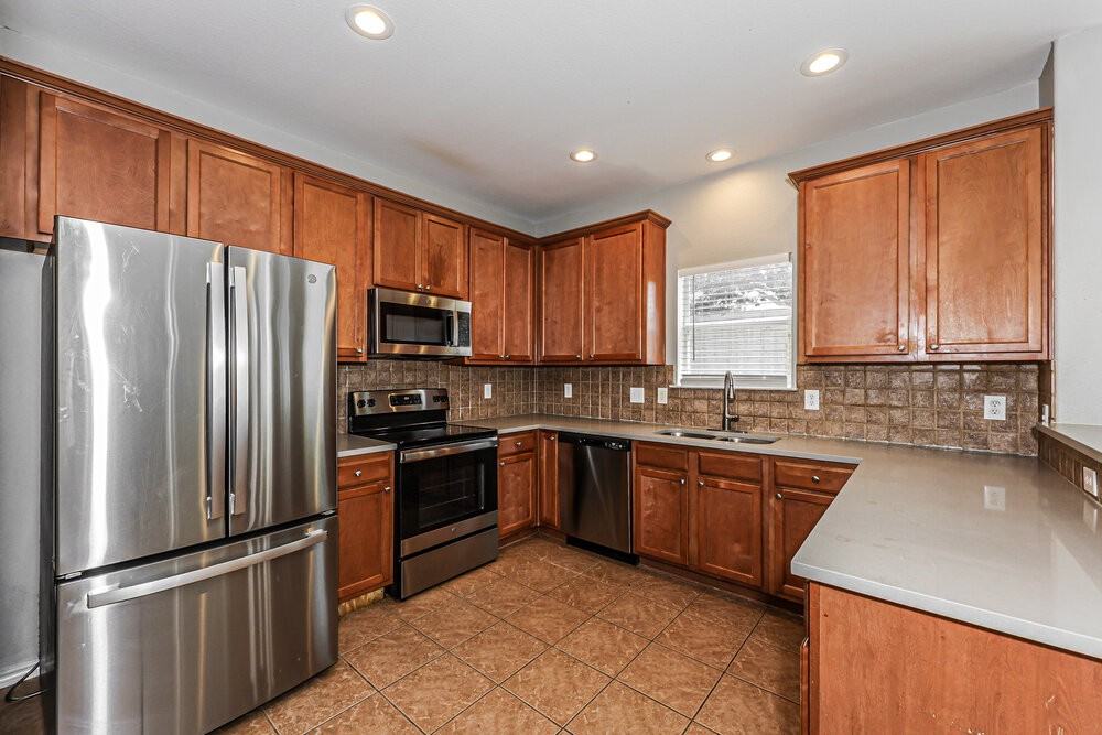 6910 Shore Breeze Ct - Photo 7 of 17