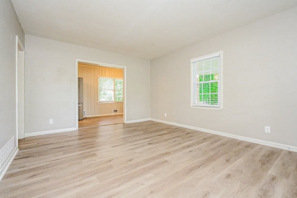 4682 Glenwood Rd - Photo 3 of 16