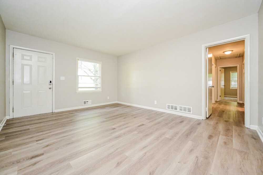 4682 Glenwood Rd - Photo 4 of 16