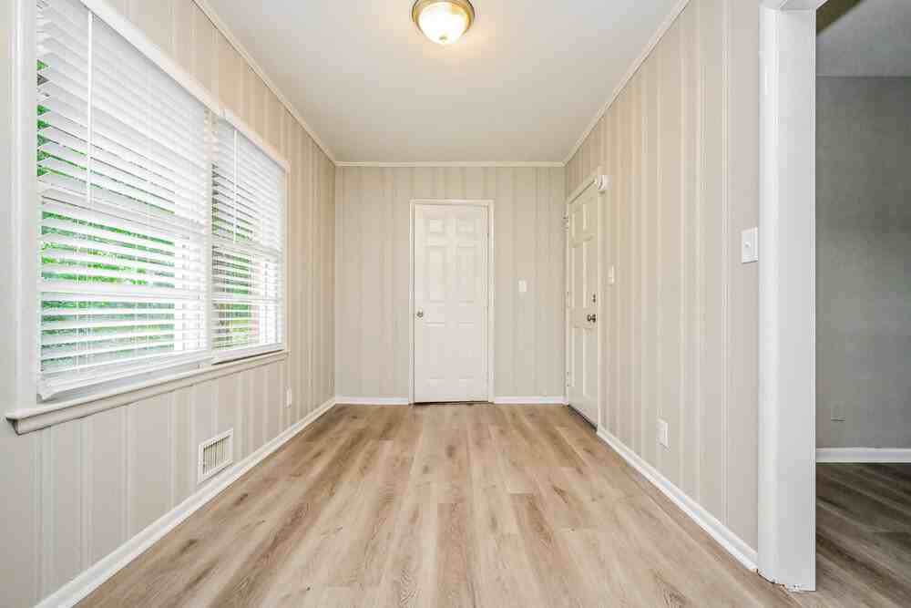 4682 Glenwood Rd - Photo 5 of 16