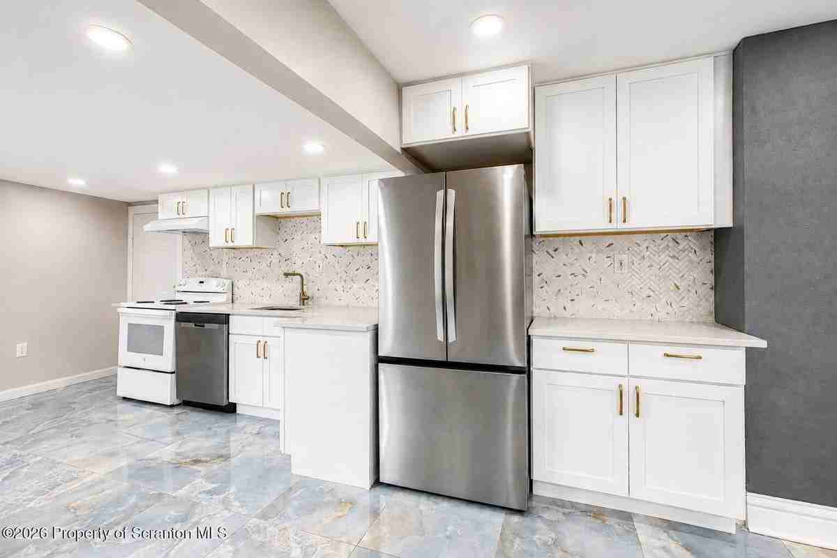 1729 Sanderson Ave - Photo 3 of 24