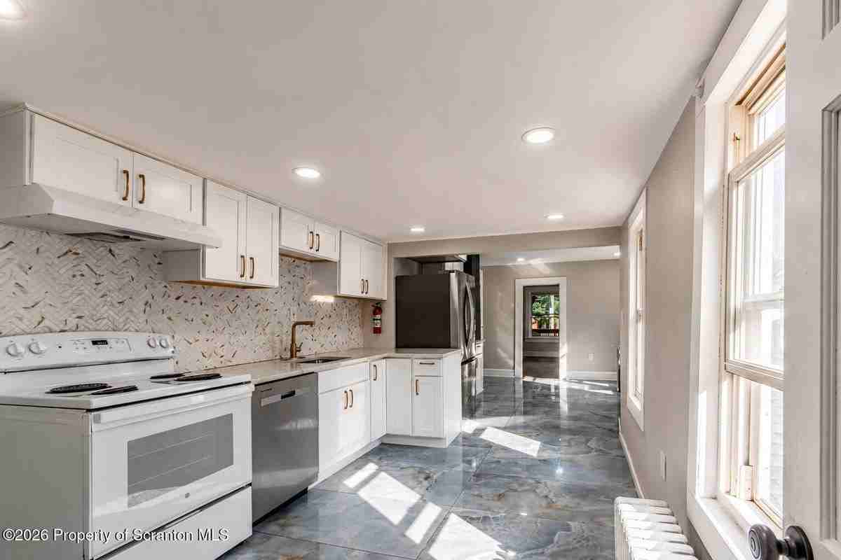 1729 Sanderson Ave - Photo 4 of 24