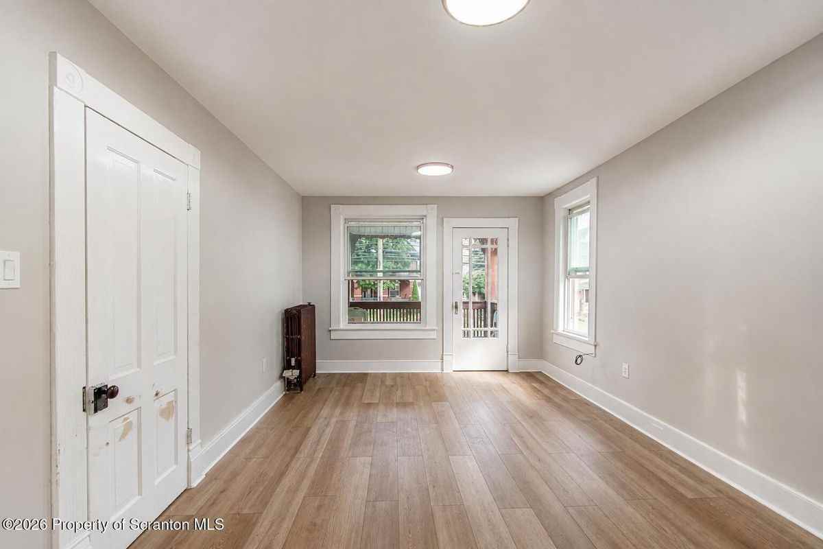 1729 Sanderson Ave - Photo 5 of 24