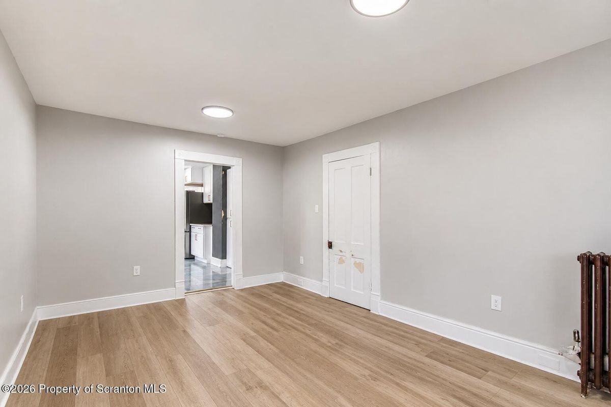 1729 Sanderson Ave - Photo 6 of 24