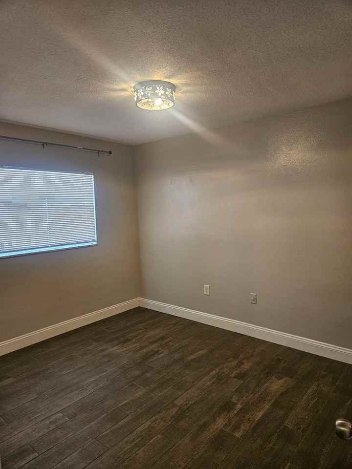 611 S Mills Ave #1 - Photo 5 of 9