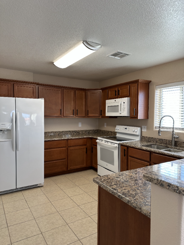 6345 Reynolds Dr #D15 - Photo 3 of 32