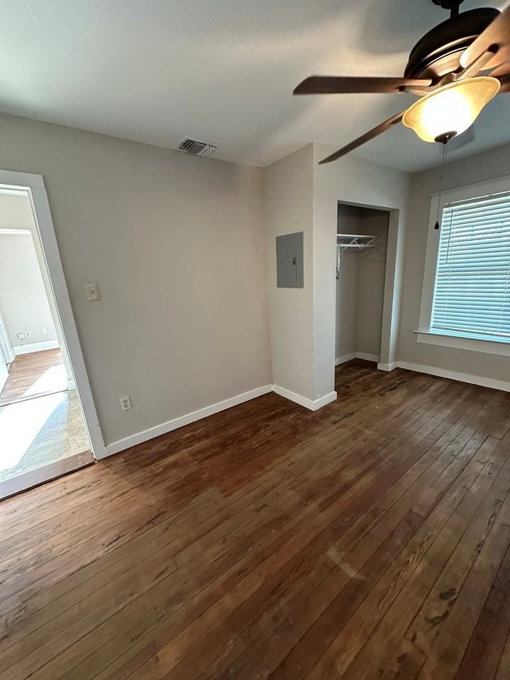 1114 Fresno - Photo 4 of 10