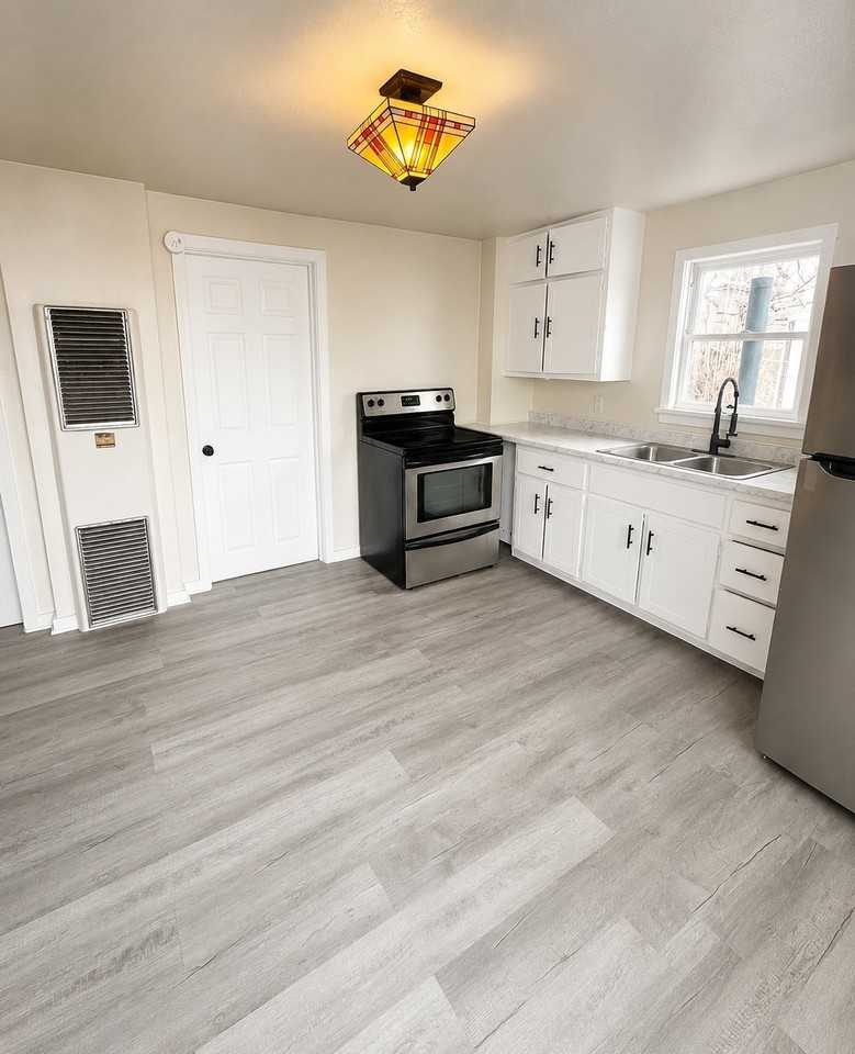 706 Topeka Ave - Photo 2 of 5