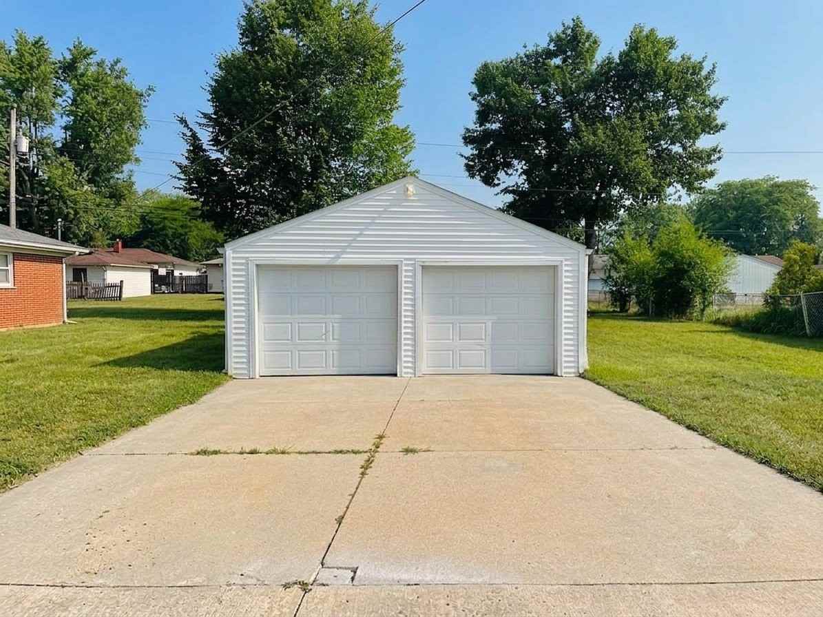 15917 Steinway Blvd - Photo 2 of 12
