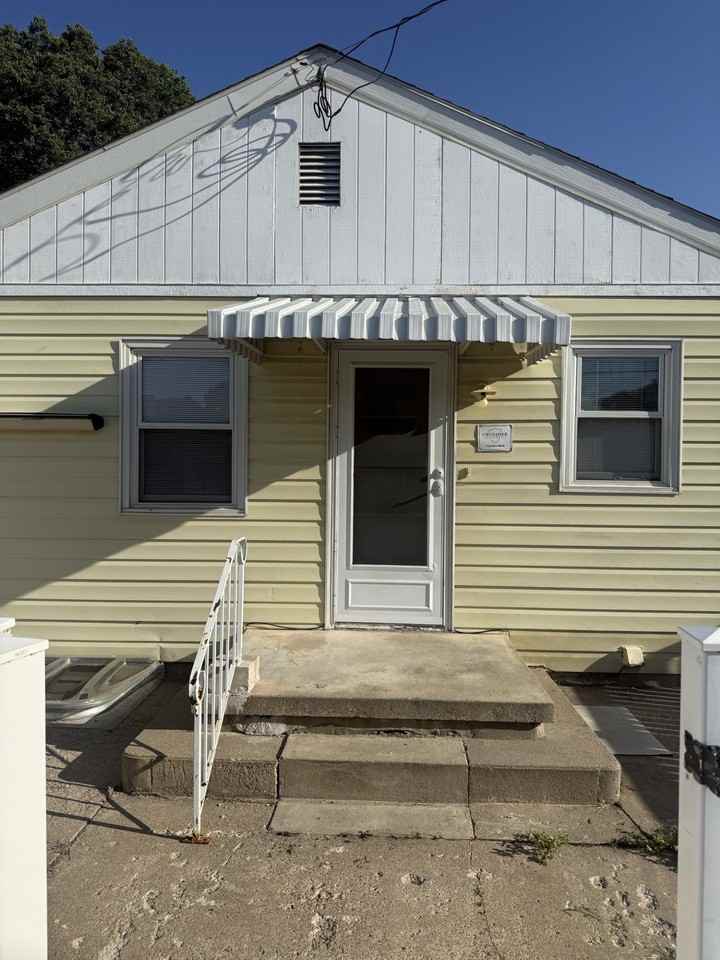 1329 S Newton St - Photo 2 of 14