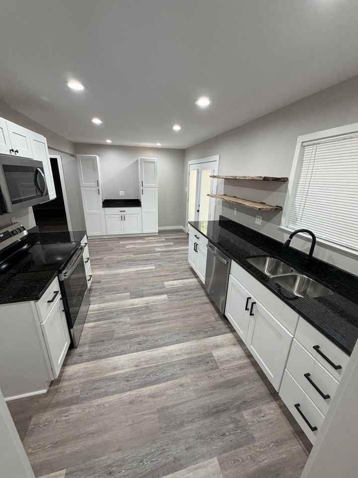 657 Thomas Ave - Photo 2 of 12