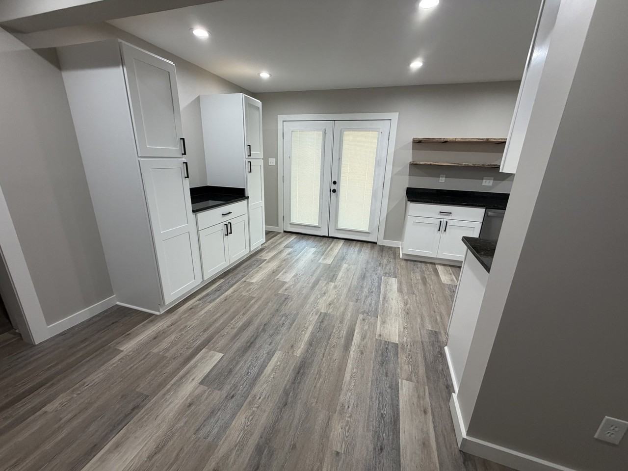 657 Thomas Ave - Photo 4 of 12