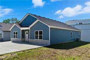 featured image of 131 Level St #6