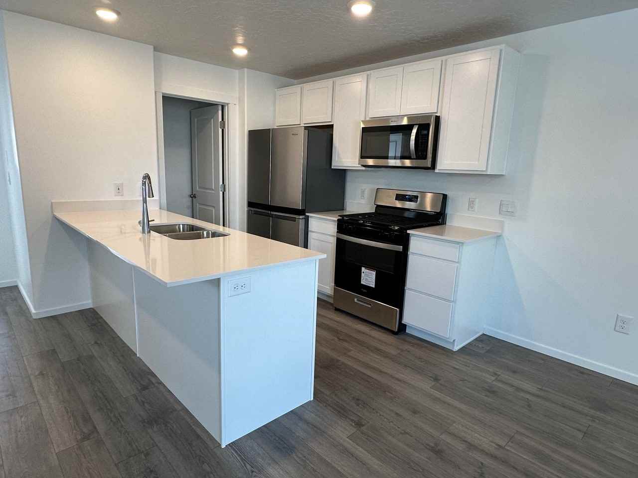 253 N Portside Ln - Photo 2 of 22