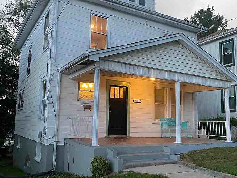 1421 7th St Se - Photo 3 of 12