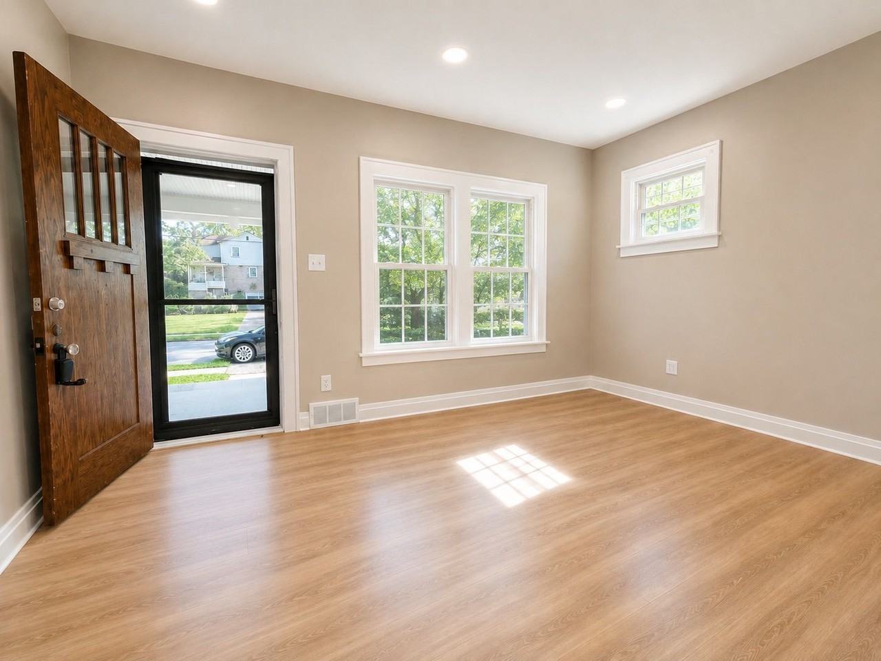 740 Mcdonald St - Photo 3 of 20