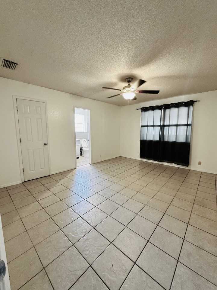 503 Parkwood Dr - Photo 3 of 9