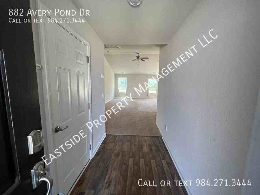 882 Avery Pond Dr - Photo 2 of 15