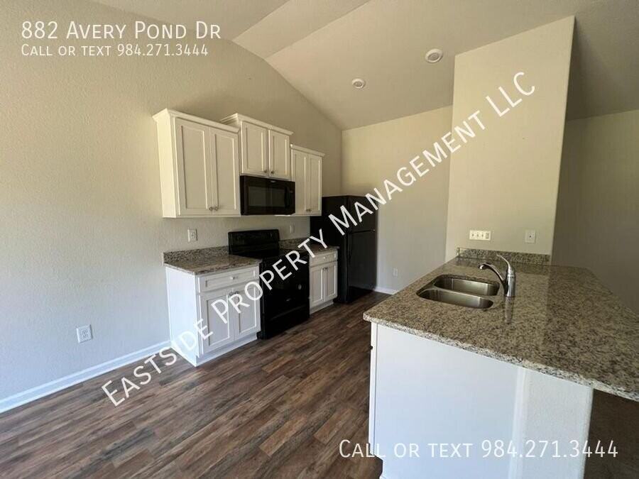 882 Avery Pond Dr - Photo 3 of 15