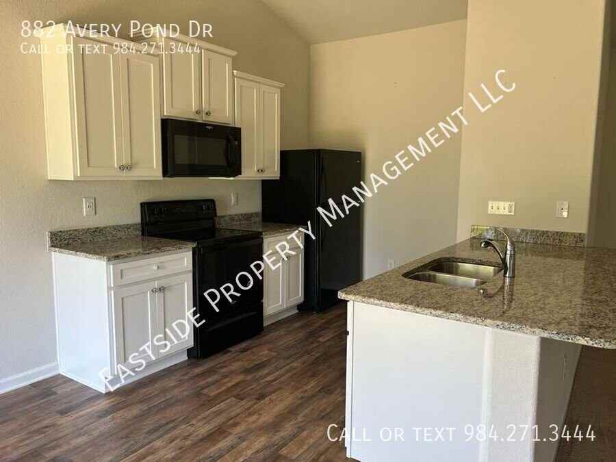 882 Avery Pond Dr - Photo 4 of 15