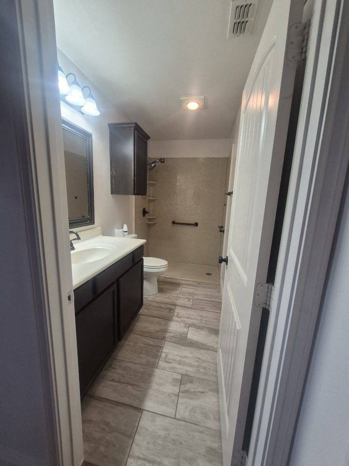 5733 109th St - Photo 4 of 13