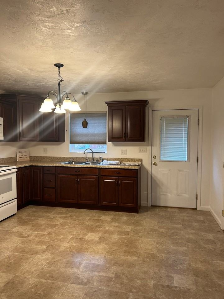 1047 Myers Rd - Photo 6 of 17