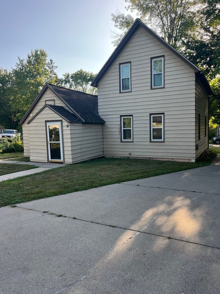 720 2nd St N - Photo 4 of 20