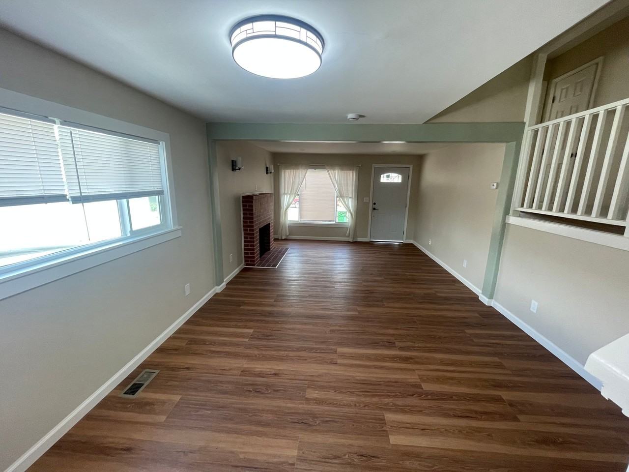 1129 Elgin St - Photo 4 of 17