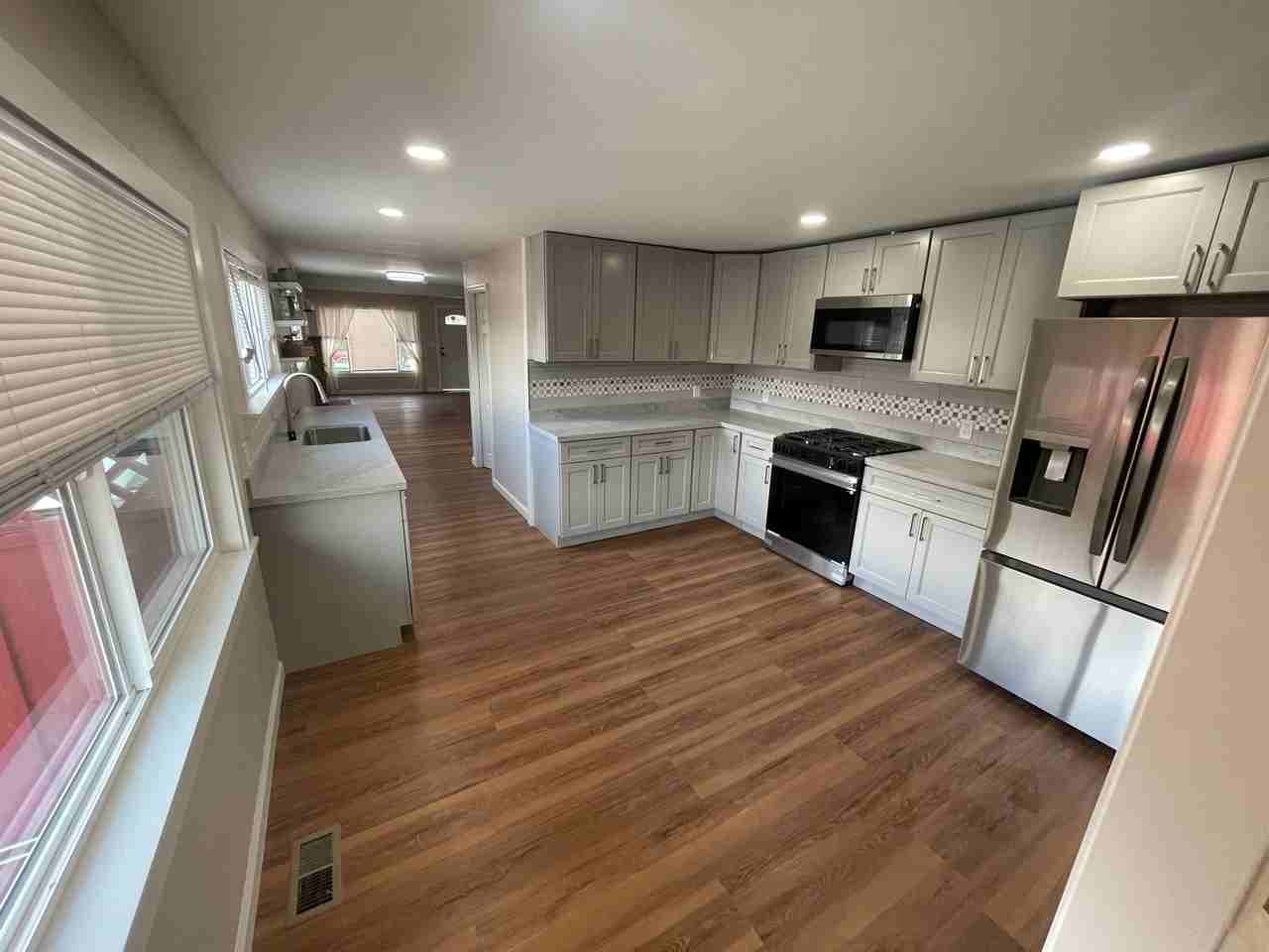 1129 Elgin St - Photo 5 of 17
