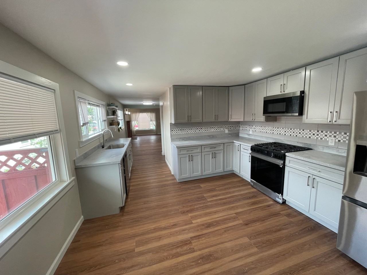 1129 Elgin St - Photo 6 of 17