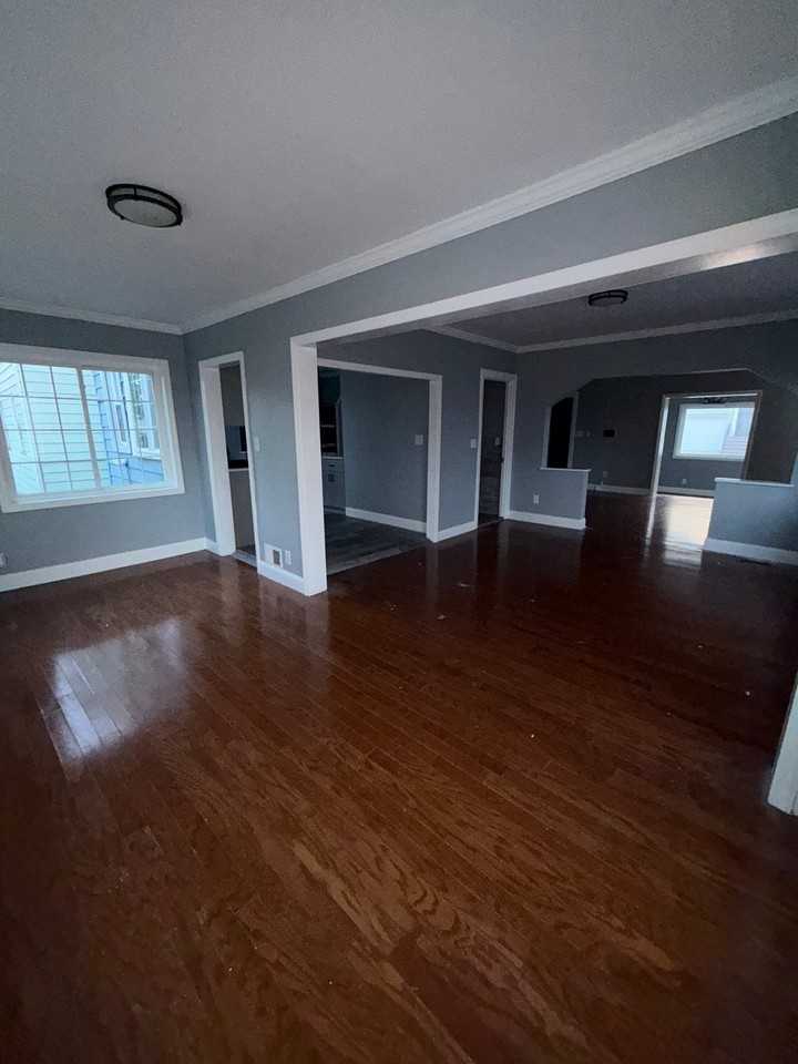 1611 Bayview Ave - Photo 3 of 17