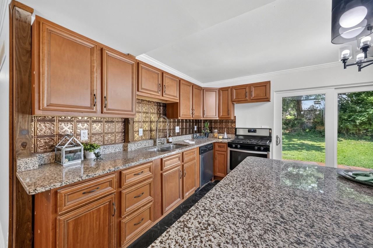 609 N Elm Ave - Photo 3 of 13