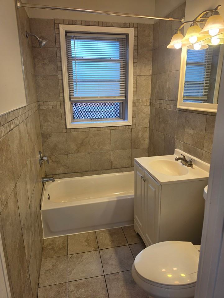 1142 W 84th St #FL1 - Photo 2 of 12