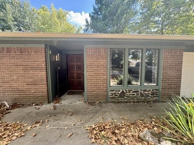 205 E Henson Ave - Photo 2 of 17