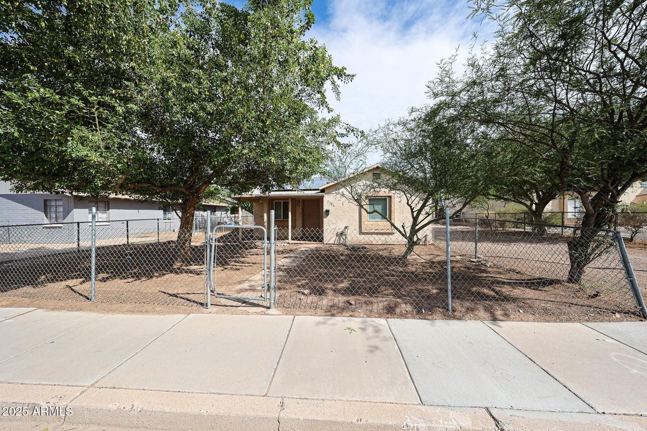 2506 E Roosevelt St - Photo 5 of 29