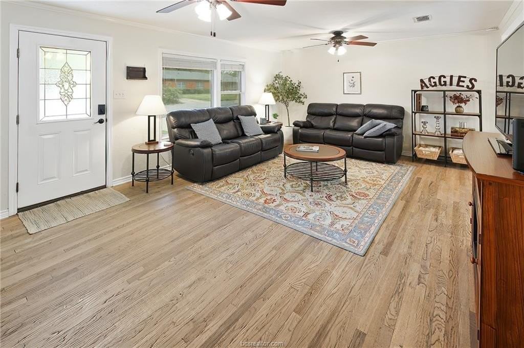 1017 Winding Rd - Photo 5 of 30