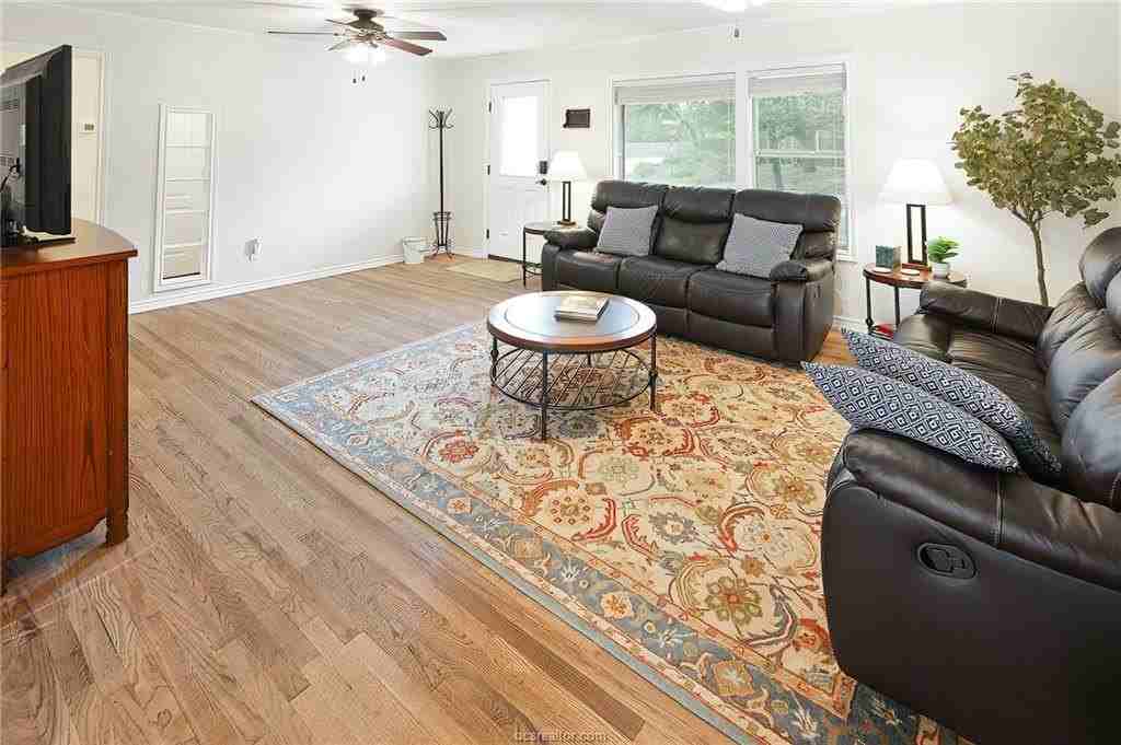 1017 Winding Rd - Photo 6 of 30