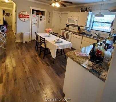 1009 Fairview Ave - Photo 3 of 14