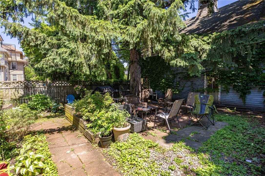 256 Oxford St #B - Photo 3 of 11