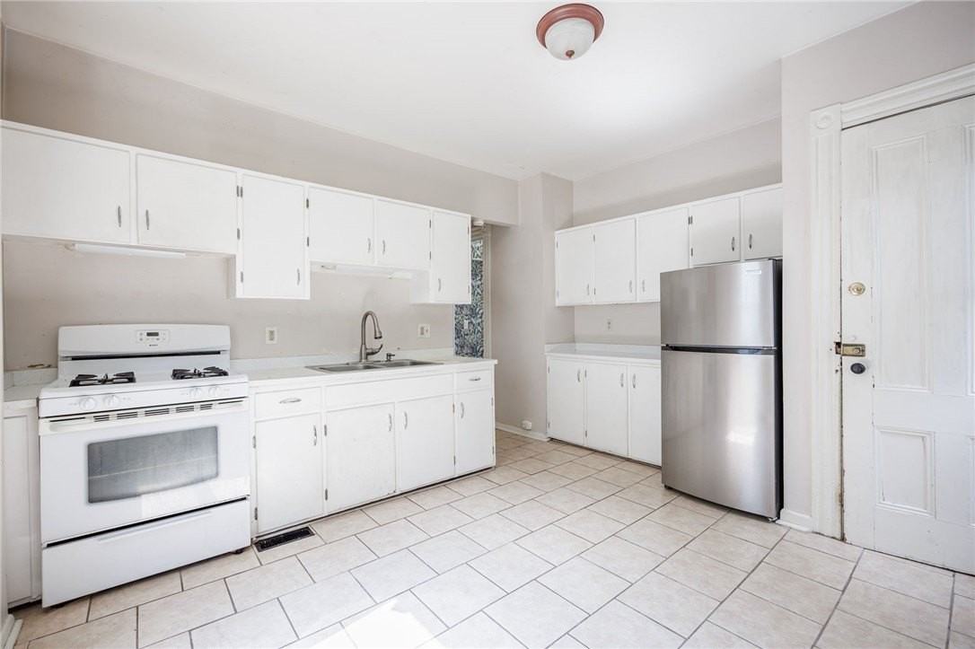 256 Oxford St #B - Photo 5 of 11